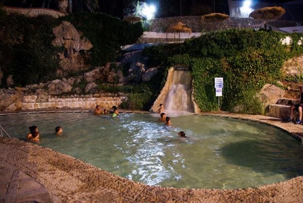 Tomando las aguas a la luz de la luna. 