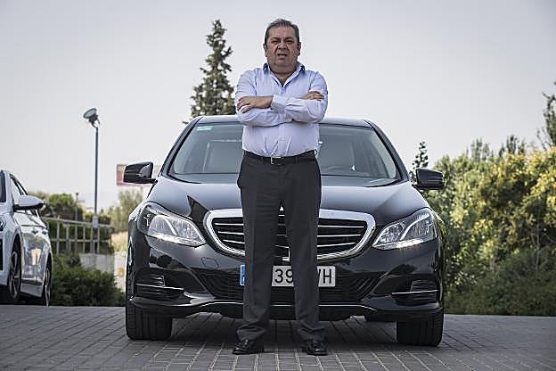 Fermín Ruiz, con uno de sus vehículos.