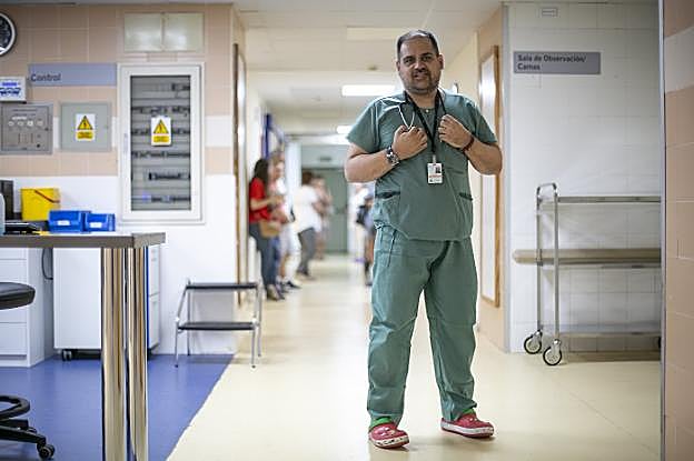 Pedro Jiménez, en las Urgencias de Traumatología, en el hospital en el que fue operado. 