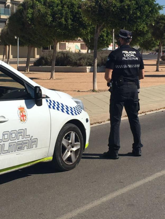 Un agente de Policía Local de Almería.