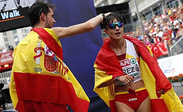 María Pérez recibe la felicitación de Álvaro Martín, el campeón de la prueba masculina. 