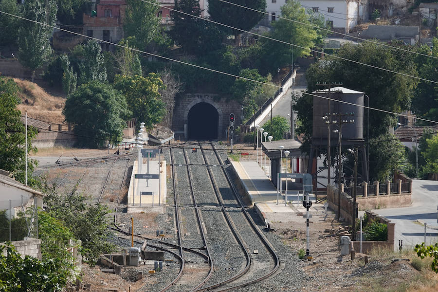 En la línea de tren que volverán a recorrer los trenes para conectar con Madrid hay estaciones abandonadas, campos sembrados y recuerdos del patrimonio ferroviario granadino. Eso si, la línea está perfectamente operativa.