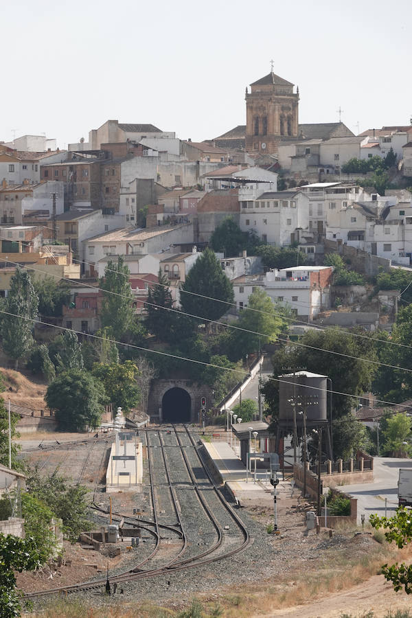 En la línea de tren que volverán a recorrer los trenes para conectar con Madrid hay estaciones abandonadas, campos sembrados y recuerdos del patrimonio ferroviario granadino. Eso si, la línea está perfectamente operativa.