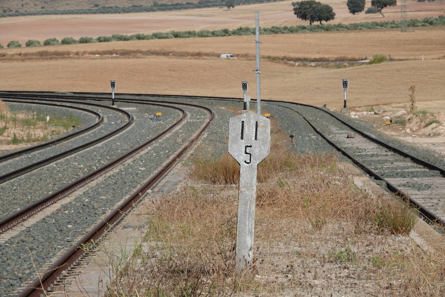 En la línea de tren que volverán a recorrer los trenes para conectar con Madrid hay estaciones abandonadas, campos sembrados y recuerdos del patrimonio ferroviario granadino. Eso si, la línea está perfectamente operativa.