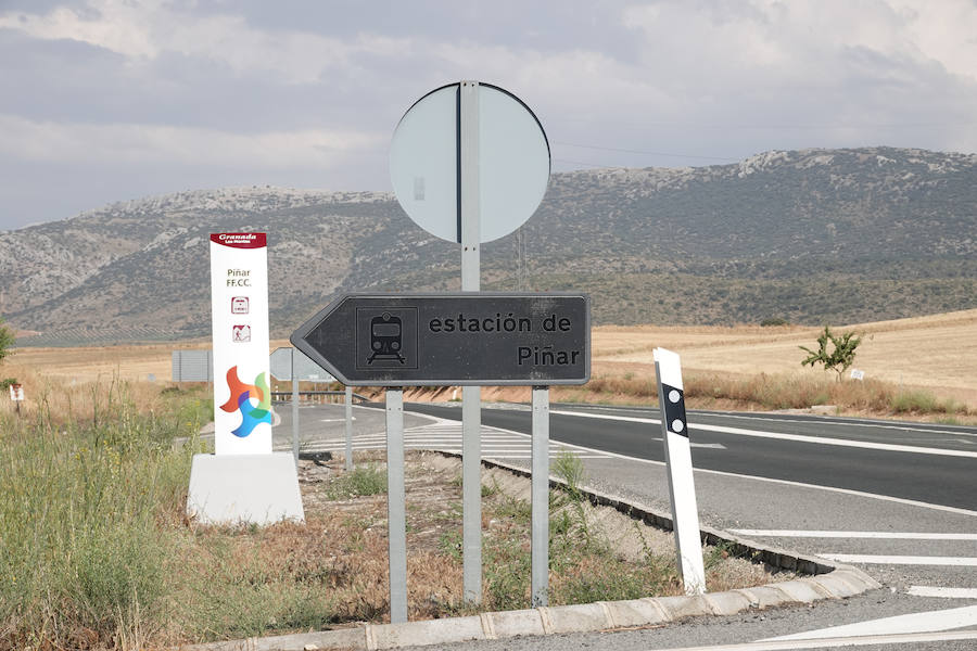 En la línea de tren que volverán a recorrer los trenes para conectar con Madrid hay estaciones abandonadas, campos sembrados y recuerdos del patrimonio ferroviario granadino. Eso si, la línea está perfectamente operativa.