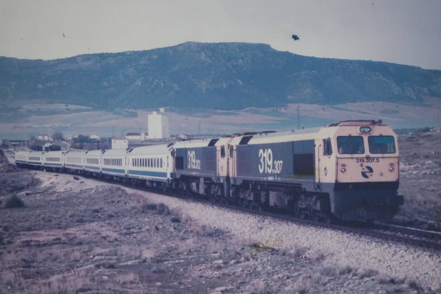 Foto de uno de los antiguos trenes que circulaban por Moreda..