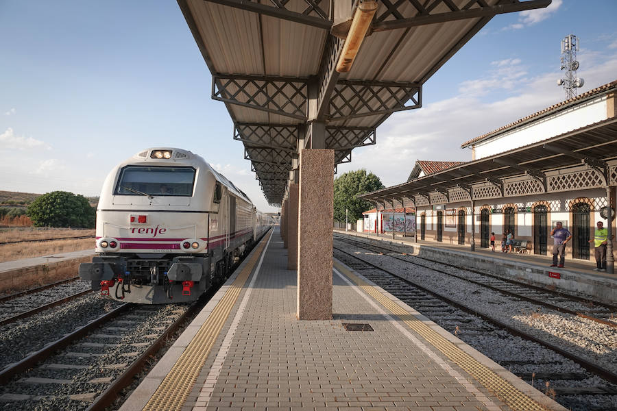 En la línea de tren que volverán a recorrer los trenes para conectar con Madrid hay estaciones abandonadas, campos sembrados y recuerdos del patrimonio ferroviario granadino. Eso si, la línea está perfectamente operativa.