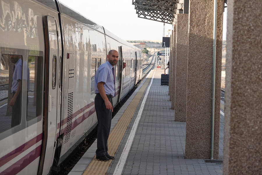 En la línea de tren que volverán a recorrer los trenes para conectar con Madrid hay estaciones abandonadas, campos sembrados y recuerdos del patrimonio ferroviario granadino. Eso si, la línea está perfectamente operativa.