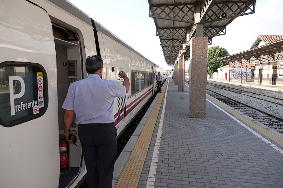 En la línea de tren que volverán a recorrer los trenes para conectar con Madrid hay estaciones abandonadas, campos sembrados y recuerdos del patrimonio ferroviario granadino. Eso si, la línea está perfectamente operativa.