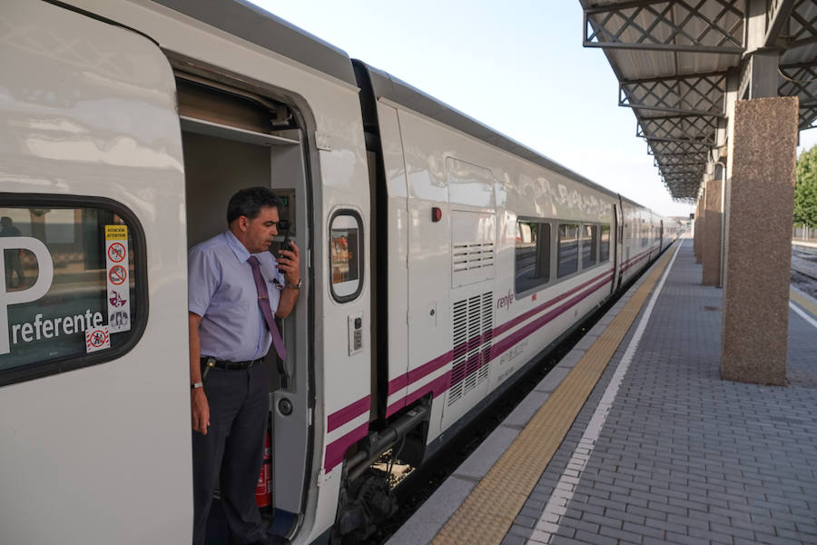 En la línea de tren que volverán a recorrer los trenes para conectar con Madrid hay estaciones abandonadas, campos sembrados y recuerdos del patrimonio ferroviario granadino. Eso si, la línea está perfectamente operativa.