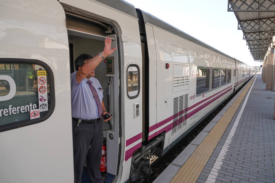 En la línea de tren que volverán a recorrer los trenes para conectar con Madrid hay estaciones abandonadas, campos sembrados y recuerdos del patrimonio ferroviario granadino. Eso si, la línea está perfectamente operativa.