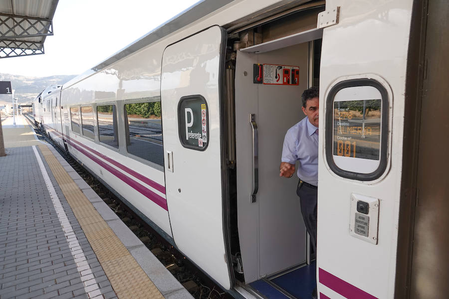 En la línea de tren que volverán a recorrer los trenes para conectar con Madrid hay estaciones abandonadas, campos sembrados y recuerdos del patrimonio ferroviario granadino. Eso si, la línea está perfectamente operativa.