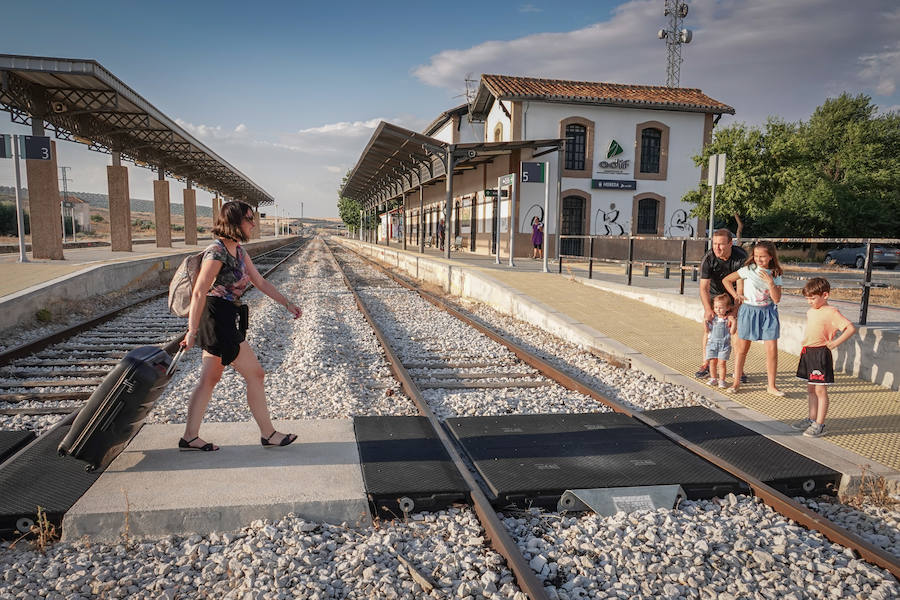 En la línea de tren que volverán a recorrer los trenes para conectar con Madrid hay estaciones abandonadas, campos sembrados y recuerdos del patrimonio ferroviario granadino. Eso si, la línea está perfectamente operativa.