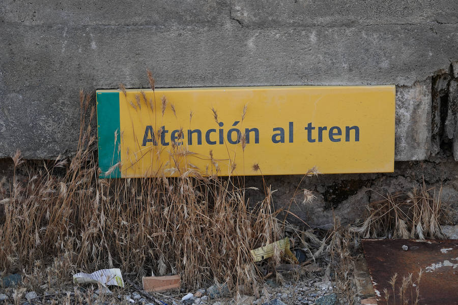 En la línea de tren que volverán a recorrer los trenes para conectar con Madrid hay estaciones abandonadas, campos sembrados y recuerdos del patrimonio ferroviario granadino. Eso si, la línea está perfectamente operativa.