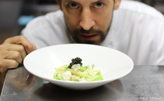 Ismael Delgado presenta la ensalada de 'La Fábula' de pasta con tofu, soja y caviar