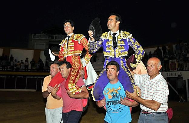 Los dos toreros abandonaron la plaza a hombros. 