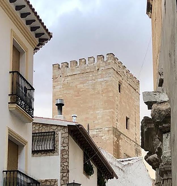 Al fondo, almena del castillo de Orce. 