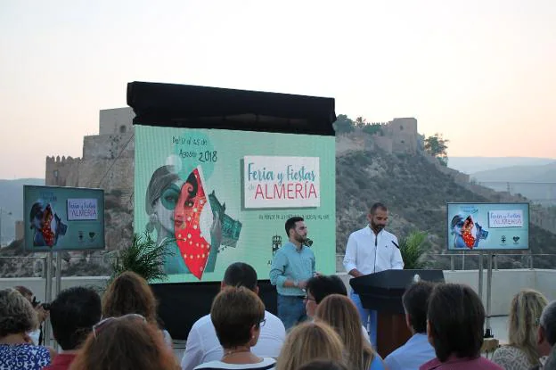 El alcalde de Almería, Ramón Fernández-Pacheco, junto al edil de Cultura y Tradiciones, Carlos Sánchez, ayer en la presentación de la Feria de Almería 2018. 