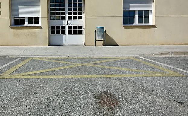 Rastro de sangre en el centro de salud de Dúrcal, en el que fue abandonada la joven malherida.