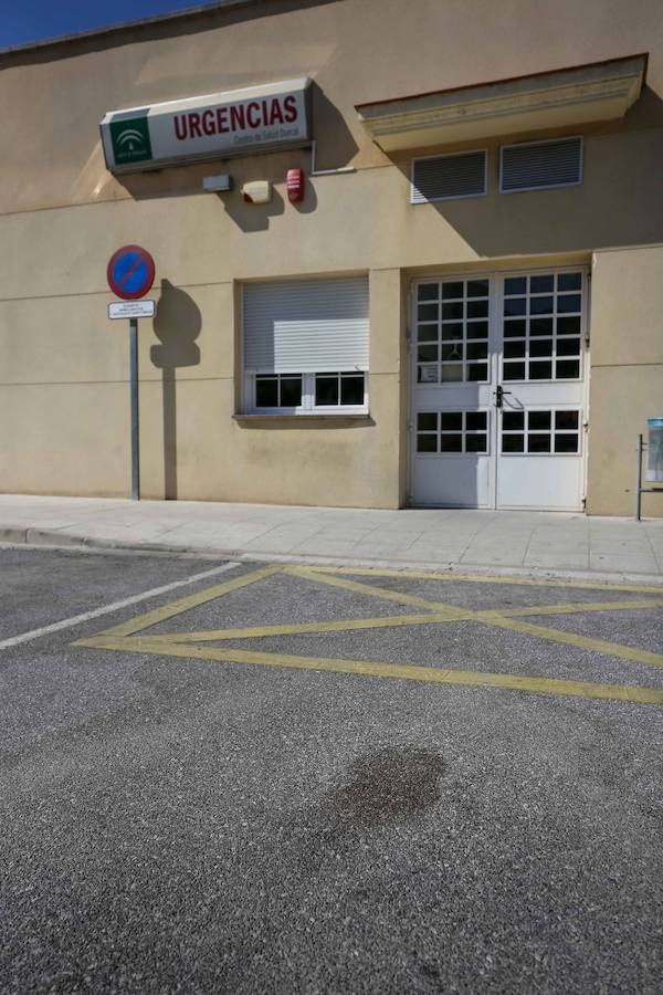 La Guardia Civil ha detenido a un hombre de 39 años como presunto responsable de la muerte de una joven de 21 años con la que mantenía una relación sentimental y a la que abandonó junto a un centro sanitario con heridas por arma blanca que le han costado la vida