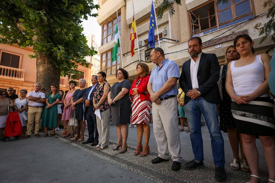 La Guardia Civil ha detenido a un hombre de 39 años como presunto responsable de la muerte de una joven de 21 años con la que mantenía una relación sentimental y a la que abandonó junto a un centro sanitario con heridas por arma blanca que le han costado la vida
