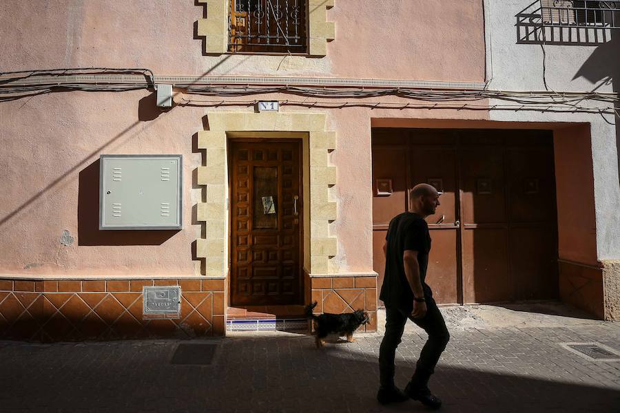 La Guardia Civil ha detenido a un hombre de 39 años como presunto responsable de la muerte de una joven de 21 años con la que mantenía una relación sentimental y a la que abandonó junto a un centro sanitario con heridas por arma blanca que le han costado la vida