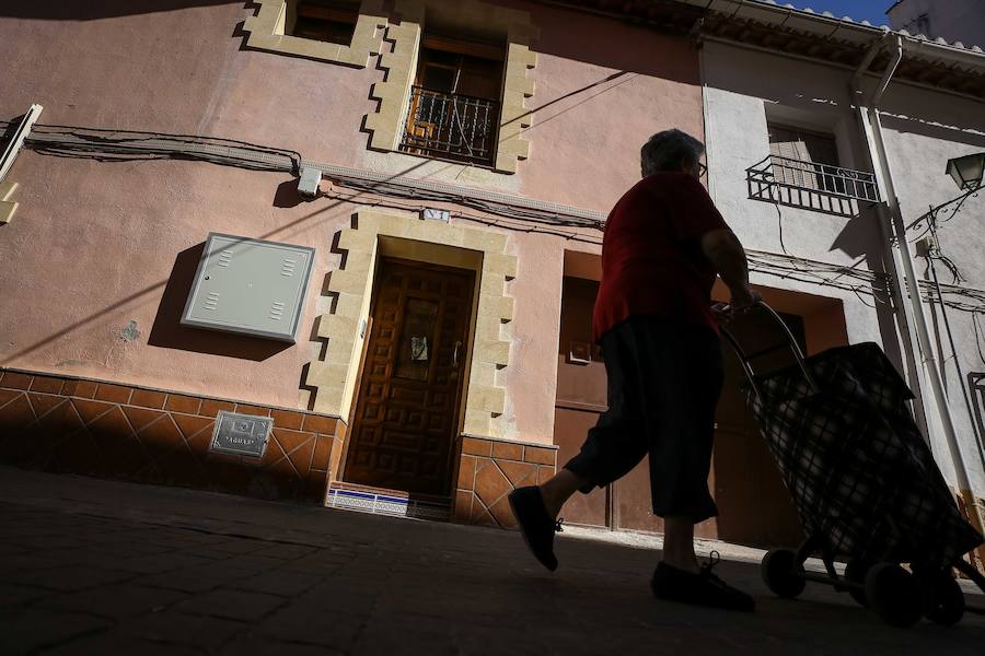 La Guardia Civil ha detenido a un hombre de 39 años como presunto responsable de la muerte de una joven de 21 años con la que mantenía una relación sentimental y a la que abandonó junto a un centro sanitario con heridas por arma blanca que le han costado la vida