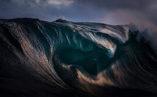 El fotógrafo de las olas no ve el azul