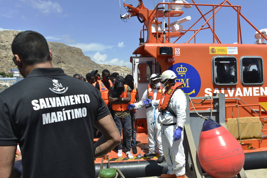 Ayer llegaron 95 personas en dos pateras que fueron atentidas en el Centro de Atención Temporal de Extranjeros