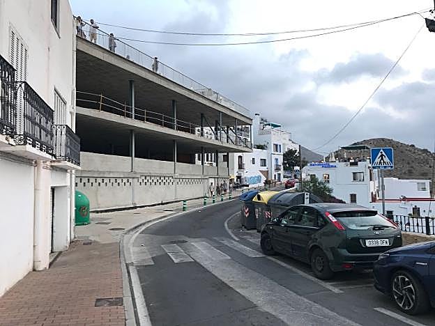 La avenida París, principal arteria viaria de Mojácar pueblo, y junto a ella, la estructura del futuro Ayuntamiento.