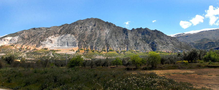 En Nigüelas –en el Valle de Lecrín, a media hora de la capital– está la Falla de Nigüelas, un enorme ‘tobogán’ de mármol que fue declarado Monumento Natural hace 17 años. Con 7,6 hectáreas de extensión, este accidente geológico es un indudable recurso didáctico para conocer el comportamiento de las capas terrestres. Se accede a través de las calles del pueblo, que está a los pies de esta estupenda muestra de los movimientos tectónicos del Cuaternario.