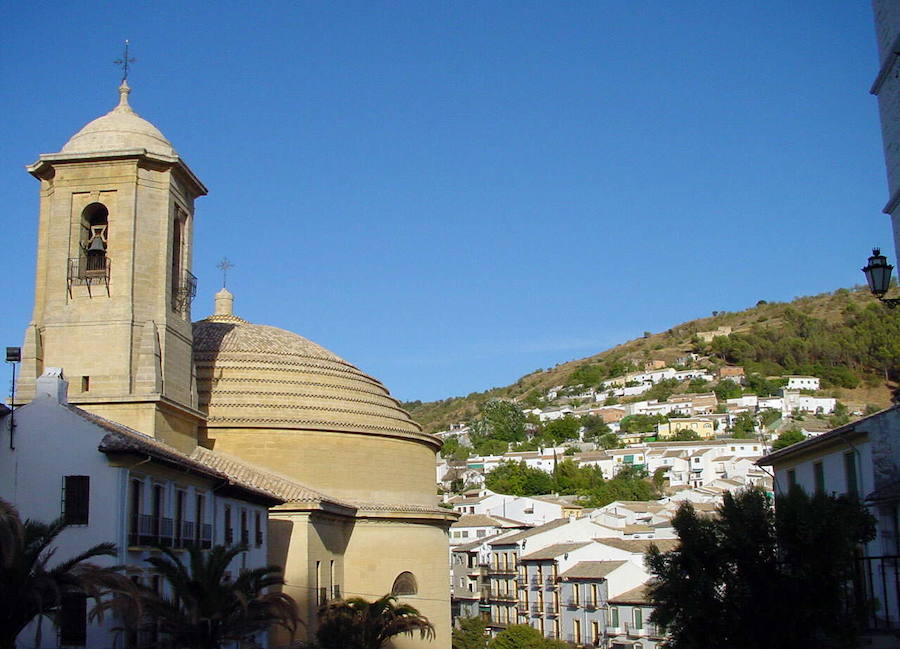 Es singular por ser el único templo que hay en España de planta redonda –similar al Panteón romano de Agripa–. Con casi 30 metros de diámetro y 15 de altura, la iglesia de la Encarnación sorprende también por la belleza de su interior y una acústica fabulosa. Está abierta casi todos los días de 10 de la mañana a 2 de la tarde.