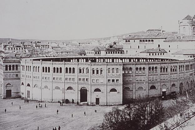 Bonita vista de la Plaza del Triunfo, en una imagen tomada desde la antigua aula de Dibujo del Instituto Padre Suárez.