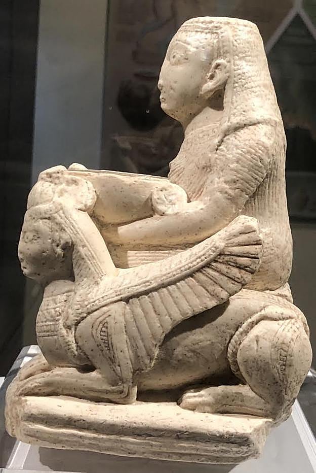 Perfil de Astarté y su león alado.