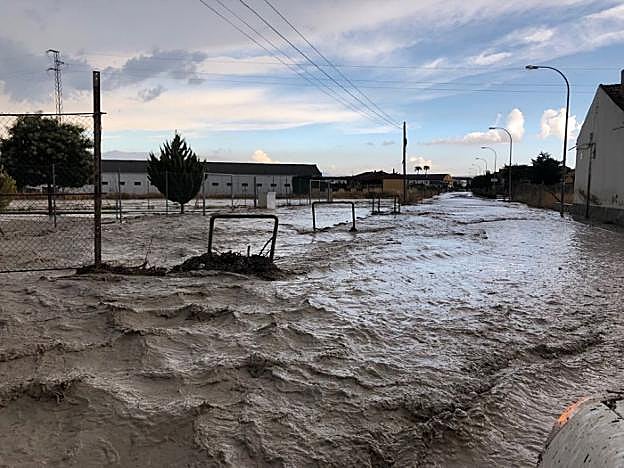El agua y el barro volvieron a anegar las calles de Valderrubio.