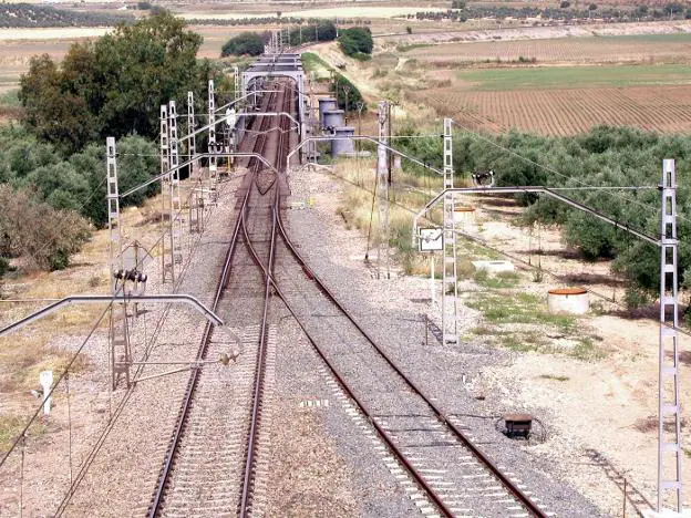 Imagen de archivo de la línea férrea en el tramo entre Espeluy y Jaén.