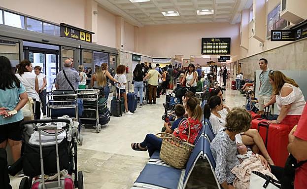 Pasajeros, este sábado delante del mostrador de Vueling en el aeropuerto.