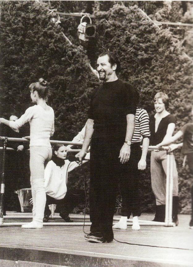 Maurice Béjart dirige un ensayo del Ballet Siglo XX en los jardines del Generalife.