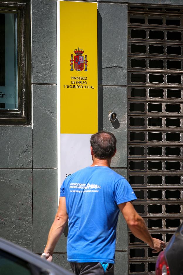 Un joven pasa frente a una oficina del paro. :: F. r.