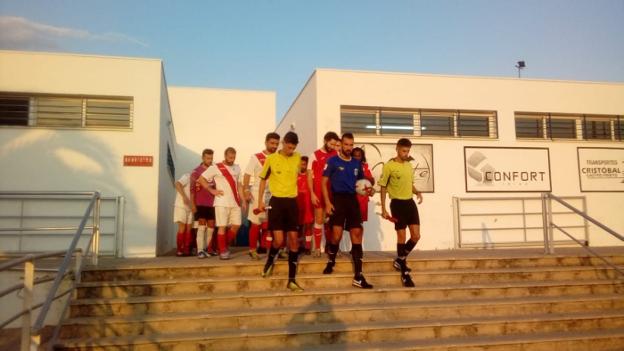 Saltan los jugadores al campo en Villa de Río. 