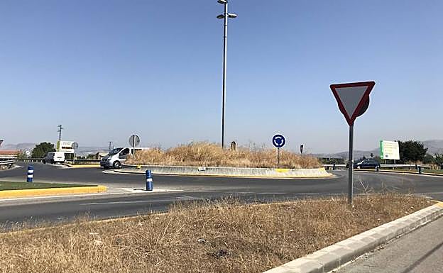 La rotonda está en la carretera GR-3303 en el término municipal de Alhendín. 