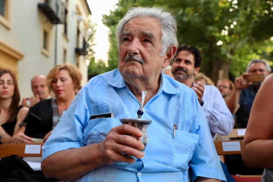 El expresidente de Uruguay ha recogido este premio que se le ha otorgado por representar la expresión «más genuina» de lo mejor del ser humano y de la política «hecha poesía»