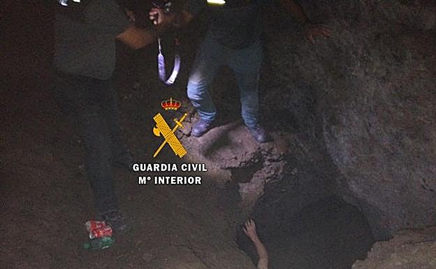 El complicado rescate en una cueva de un chico de 23 años que llevaba dos días desaparecido en Mijas