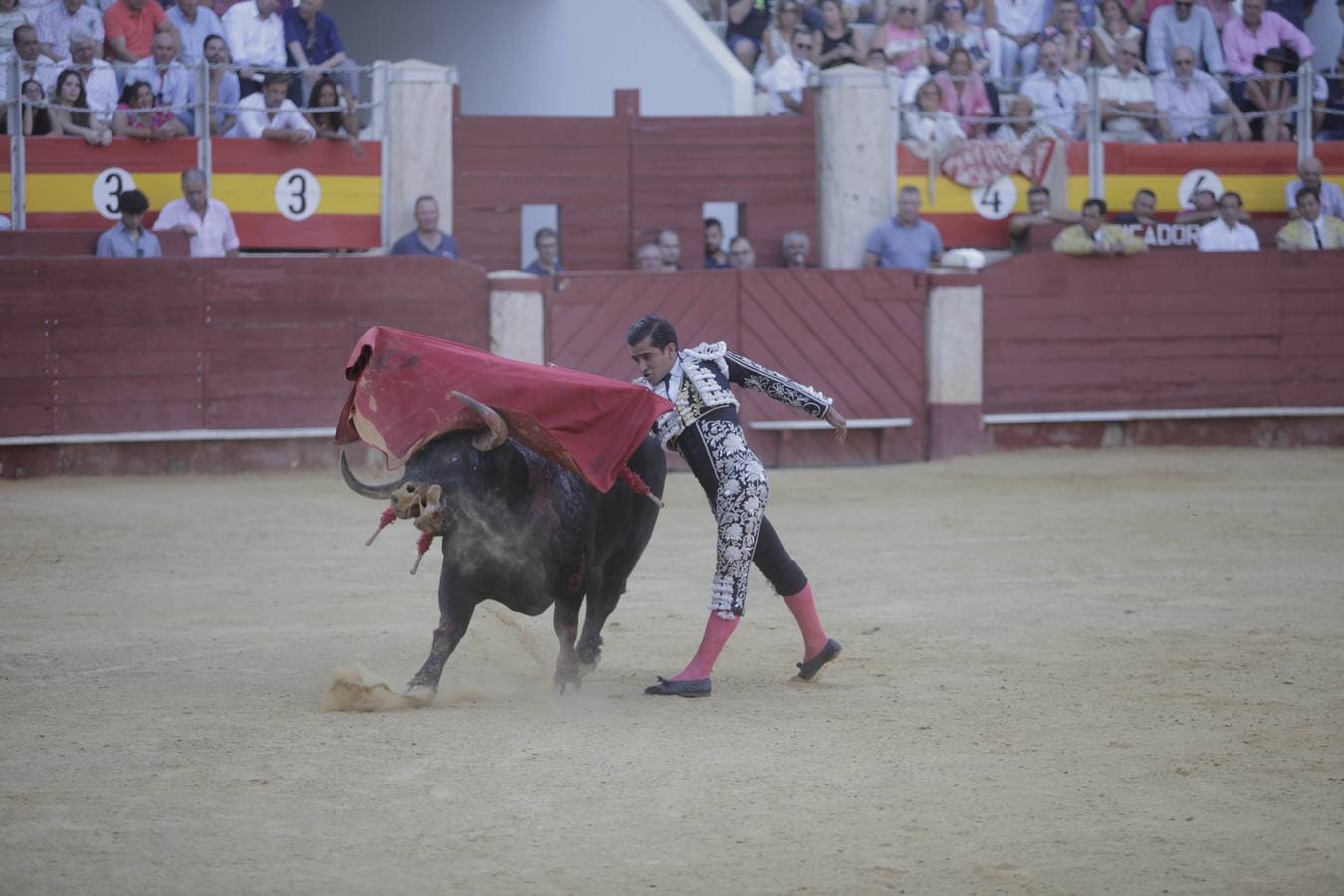 Curro Díaz abre la puerta grande con una faena de su corte, con excelentes pasajes de toreo al natural en la despedida sin premio para Ruiz Manuel