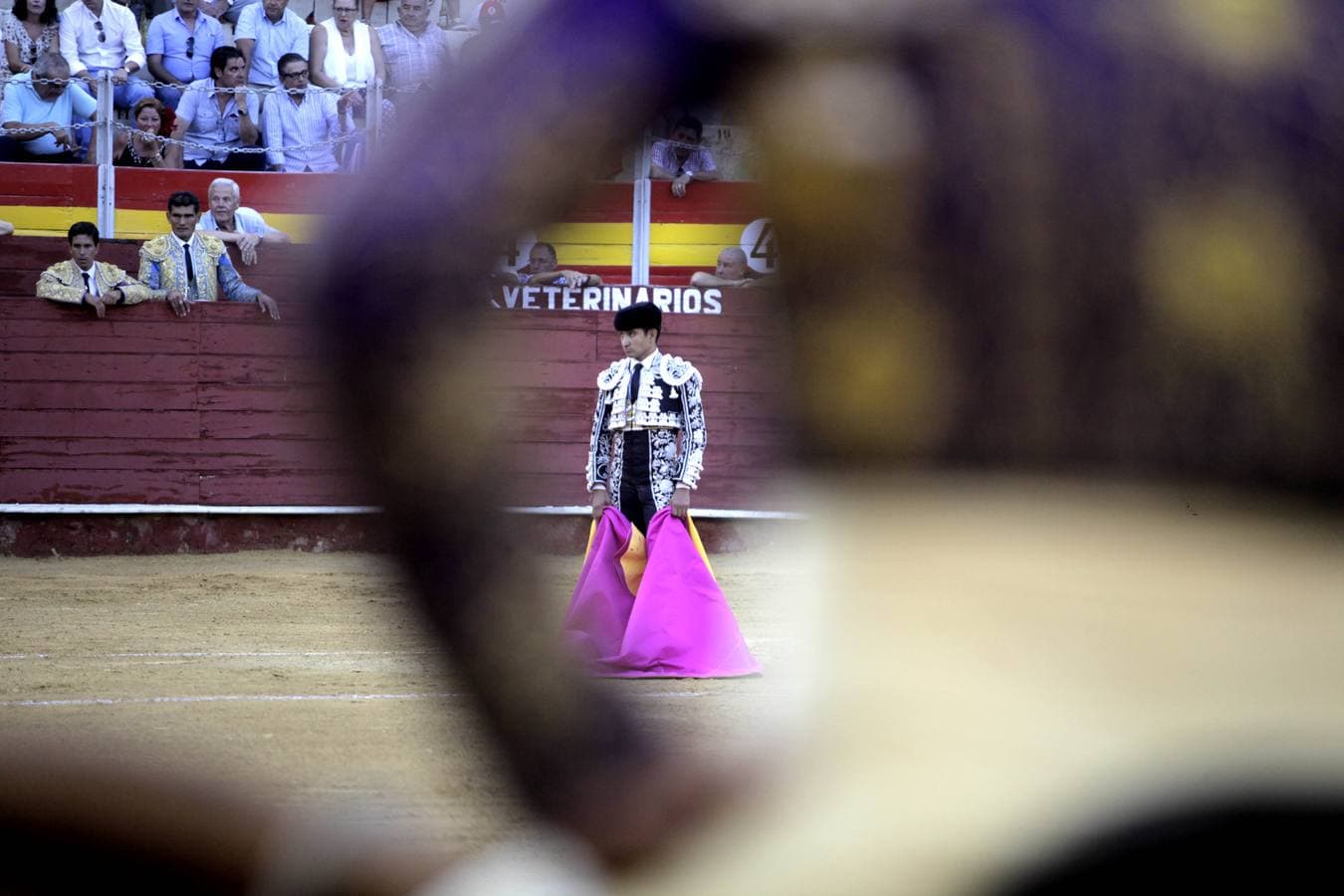 Curro Díaz abre la puerta grande con una faena de su corte, con excelentes pasajes de toreo al natural en la despedida sin premio para Ruiz Manuel