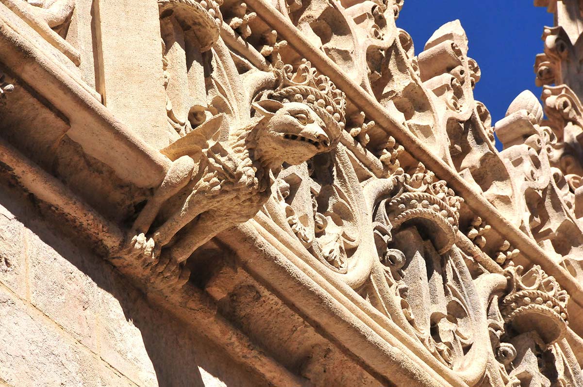 Animales mitológicos, gargolas en la Capilla Real. Un paseo para conocer el 'bestiario' inanimado que habita en calles, puentes, jardines y plazas de Granada