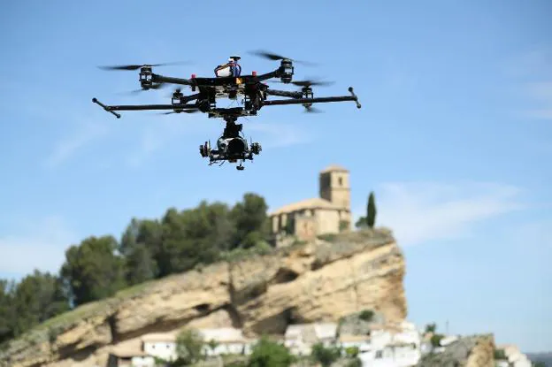 Un dron sobrevuela una superficie agraria. 