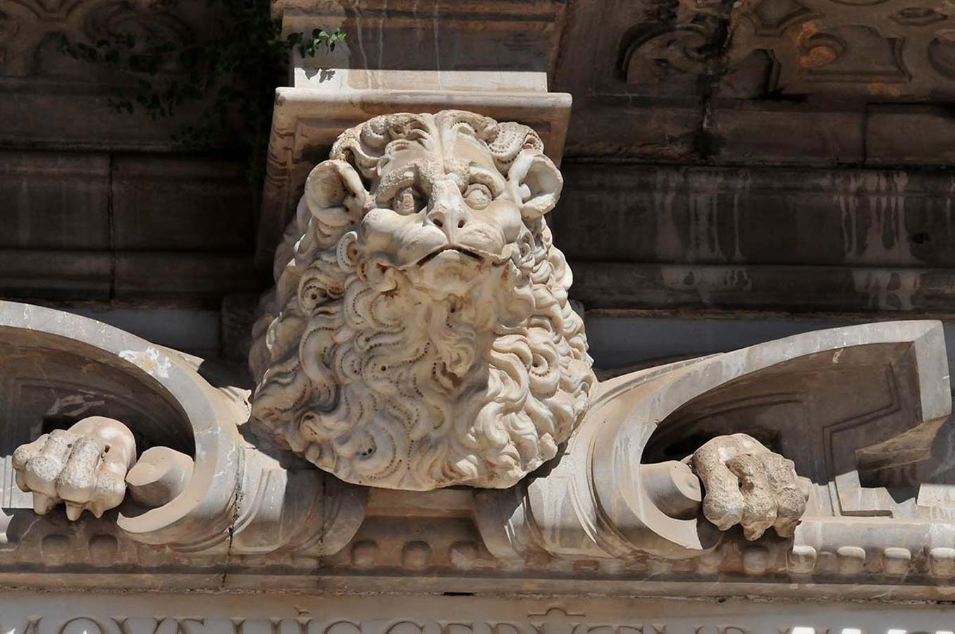 Leones en la fachada de la Real Chancillería. Un paseo para conocer el 'bestiario' inanimado que habita en calles, puentes, jardines y plazas de Granada