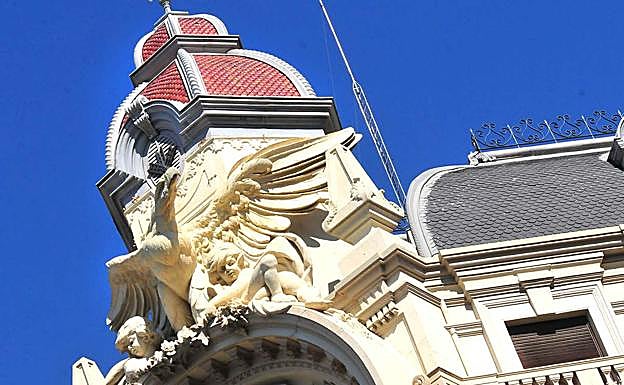 Águila sobre el edificio de la Caja Rural en la Gran Vía