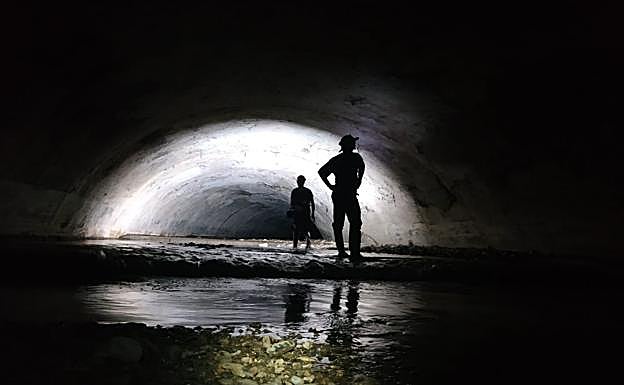 Bomberos y técnicos de Emasagra inspeccionaron el embovedado del río ayer.